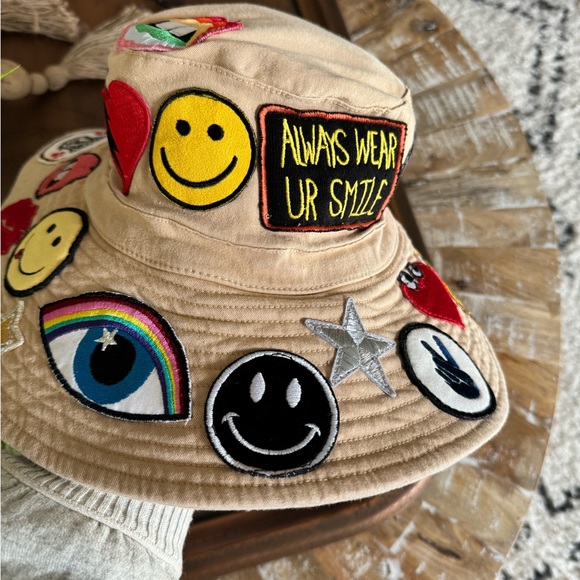 ADINA BUCKET HAT W/ ALLOVER HIPPIE PATCHES - Picture 7 of 11